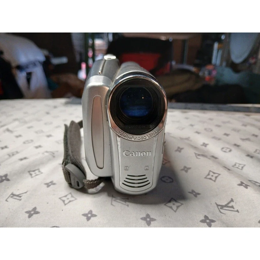 Canon DC210 DVD Camcorder Battery & Charger Not Included